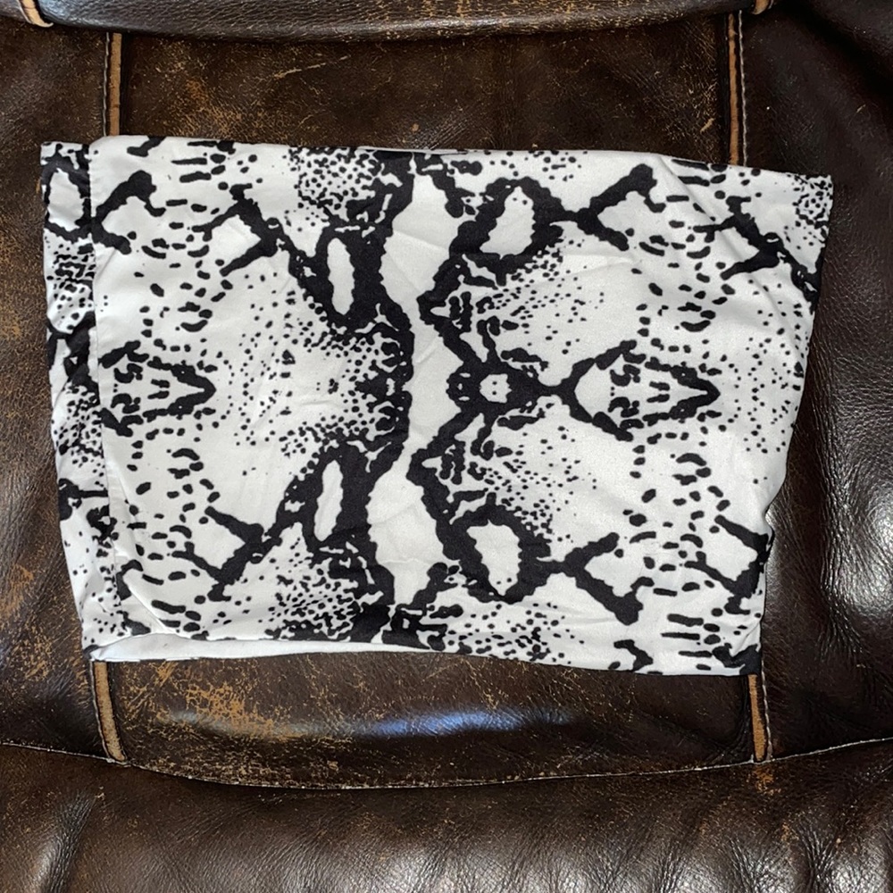 Snake print tube top. Black and white. Fits sizes XS-M.